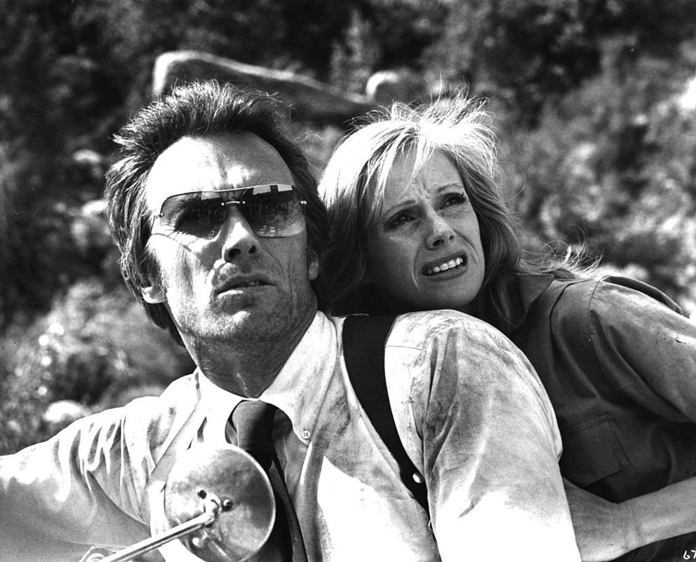 Clint Eastwood y Sandra Locke actúan durante el rodaje de Gauntlet en 1977 en California. | Foto: Getty Images
