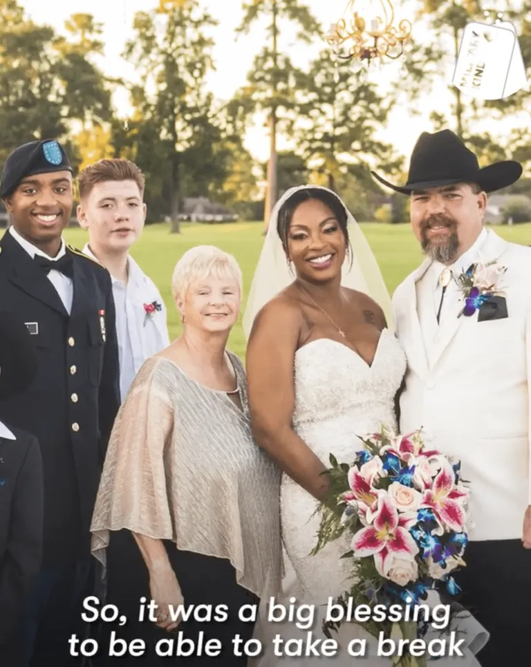 Twiner photographiée avec Riley, son mari et d'autres membres de sa famille le jour de son mariage. | Photo : facebook.com/lsjnews/video