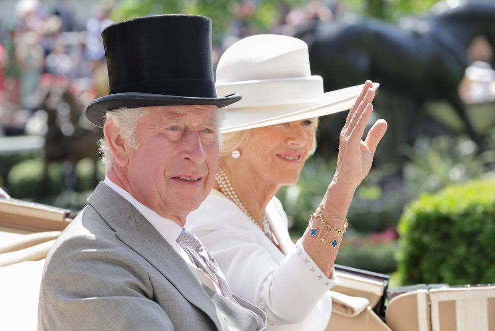 Camilla, la reine consort, fait un signe de la main alors qu'elle et le roi Charles arrivent dans le ring de parade sur le carrosse royal assistant au Royal Ascot 2022 à l'hippodrome d'Ascot le 15 juin 2022 à Ascot, en Angleterre. | Source : Getty Images