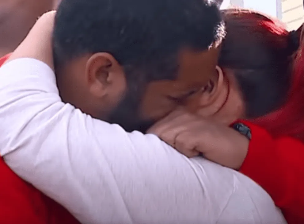 Un couple d'anciens combattants s'embrasse avec émotion après avoir appris que leur prêt hypothécaire était remboursé | Photo : Youtube/Good Morning America