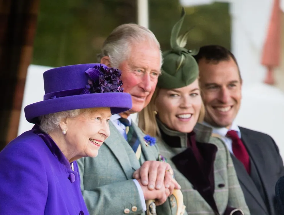 La reine Elizabeth, le prince Charles, Autumn Phillips et Peter Phillips sont assis au premier rang des Braemar Highland Games 2019, le 7 septembre 2019, à Braemar, en Écosse | Source : Getty Images