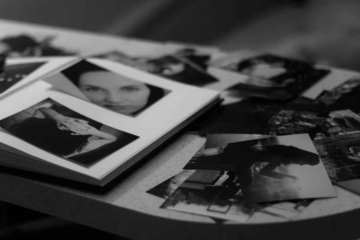 Elle a regardé dans son album photo. | Source : Pexels