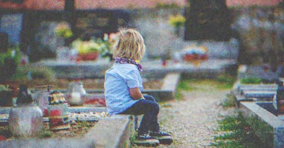 Un jour, Derek a aperçu un petit garçon assis à côté de la tombe d'Alice | Photo : Shutterstock