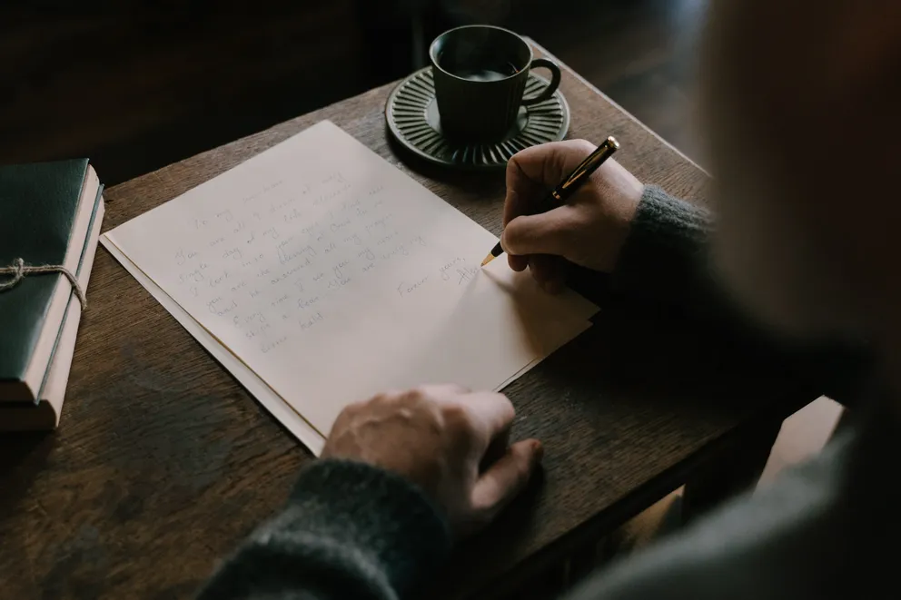 Amanda avait préparé une lettre écrite à la main pour Barbara. | Source : Pexels