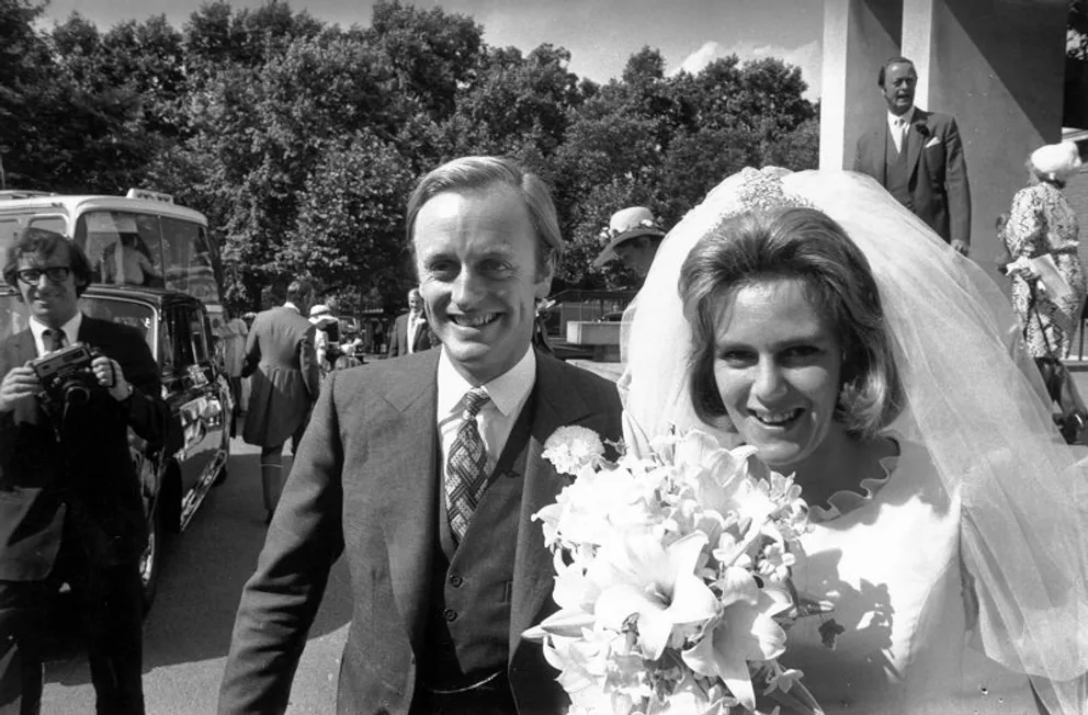 Camilla et Andrew Parker Bowles le jour de leur mariage, le 4 juillet 1973 | Photo : Getty Images