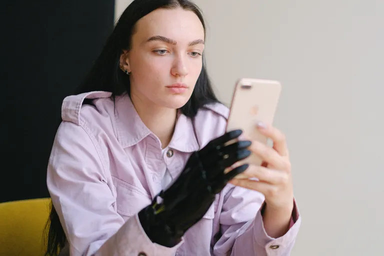 Joven escribiendo a través de un teléfono celular. | Foto: Pexels