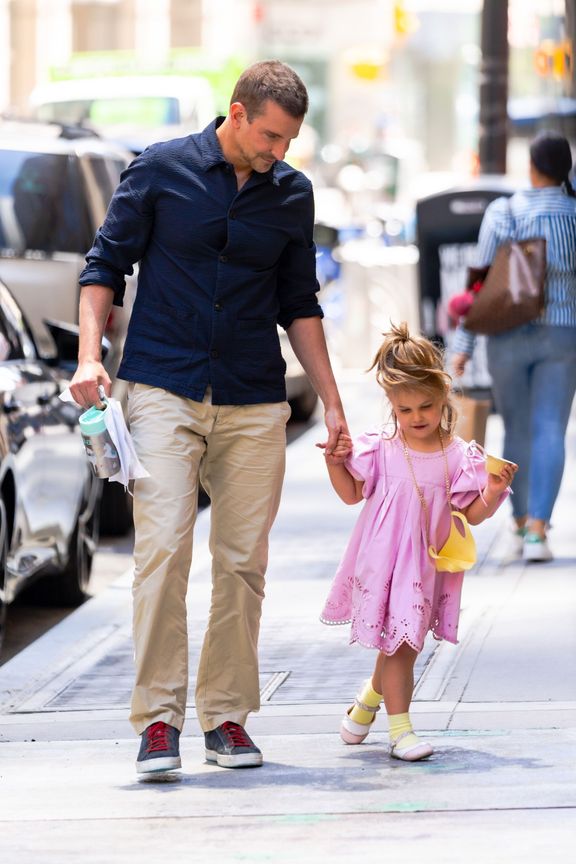Bradley Cooper y Lea Cooper son vistos en el Distrito Financiero el 17 de junio de 2021 en la ciudad de Nueva York. | Foto: Getty Images
