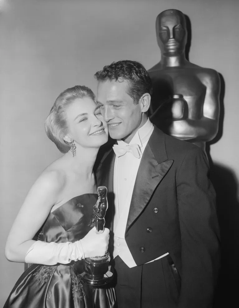 Une photo non datée de Joanne Woodward arrivant au Pantages Theatre avec son mari, l'acteur Paul Newman, pour la 30e cérémonie annuelle des Oscars : Getty Images
