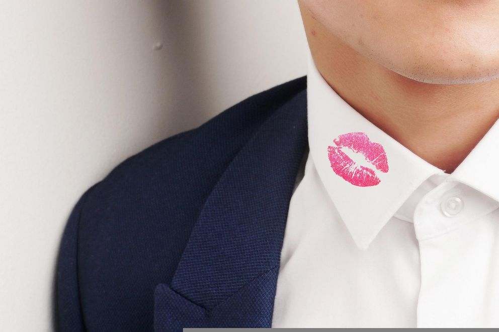 Marca de pintura de labios en el cuello de la camisa de un hombre. | Foto: Pixabay