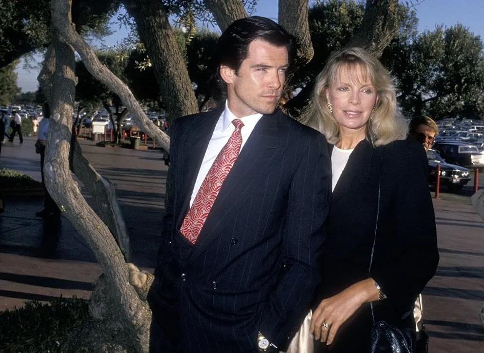 Pierce Brosnan et sa femme Cassandra Harris le 10 juin 1988 au Hollywood Park Racetrack à Inglewood, en Californie. | Photo : Getty Images