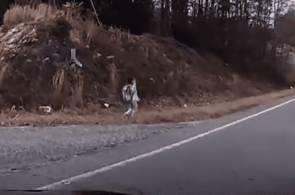 La cámara del vehículo muestra a una niña deambulando por una carretera concurrida. | Foto: Youtube.com/Inside Edition
