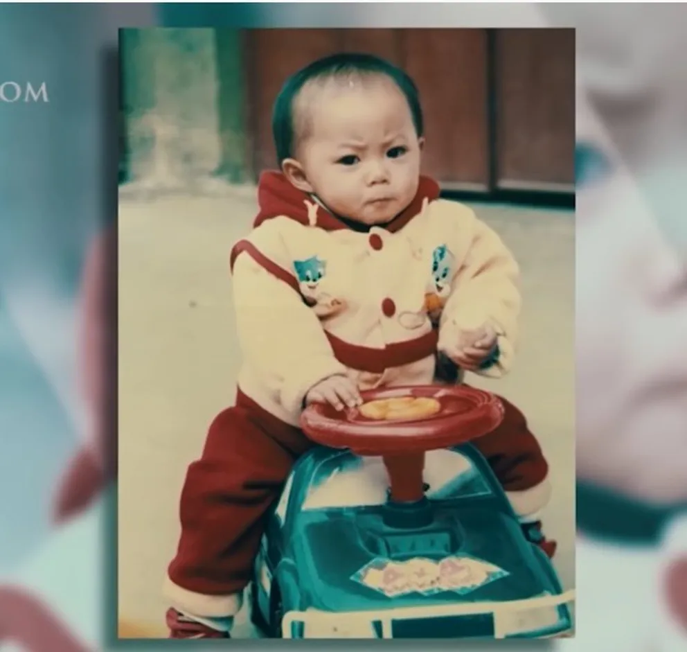 Foto de Kenzie cuando era bebé en China. | Foto: Youtube.com/CBN - The Christian Broadcasting Network