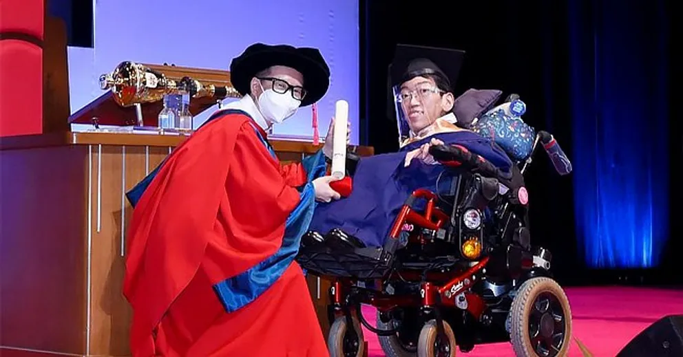 Jonathan Tiong reçoit son diplôme à l'université nationale de Singapour. | Photo : instagram.com/jonathan_tiong