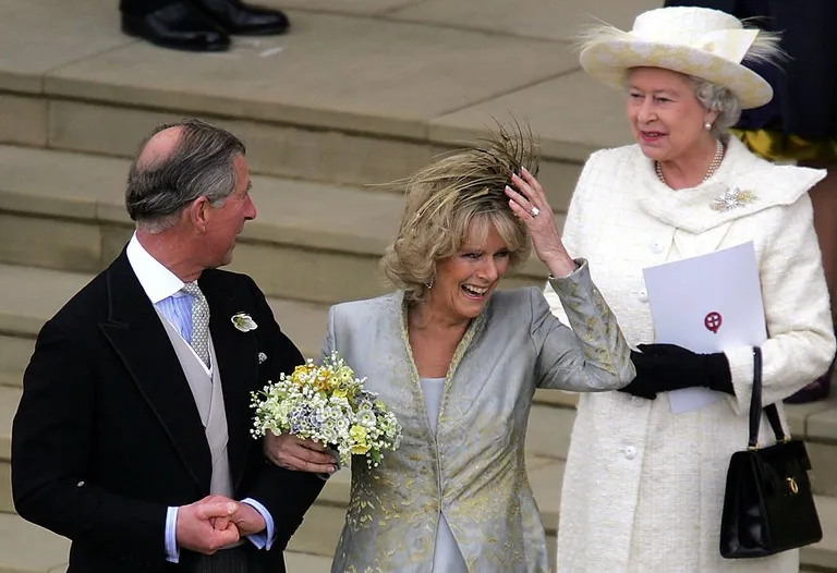 La reina Elizabeth II, el príncipe Charles y la duquesa Camilla Parker Bowles, el 9 de abril de 2005 en Berkshire, Inglaterra. | Foto: Getty Images