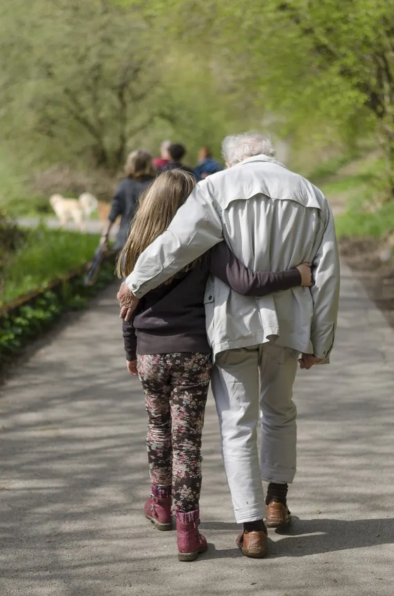 Una joven fotografiada caminando con un hombre mayor. | Foto: Unsplash