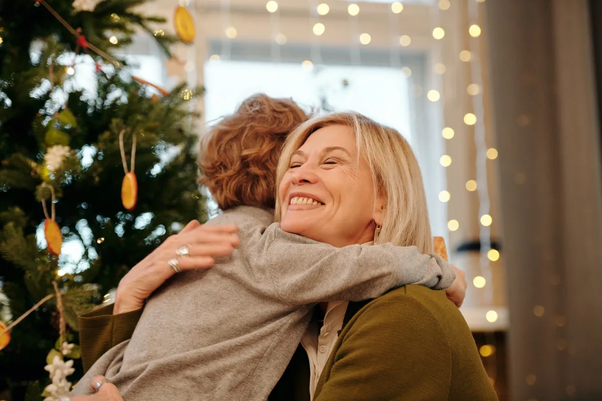 Mujer abraza a un niño. | Pexels