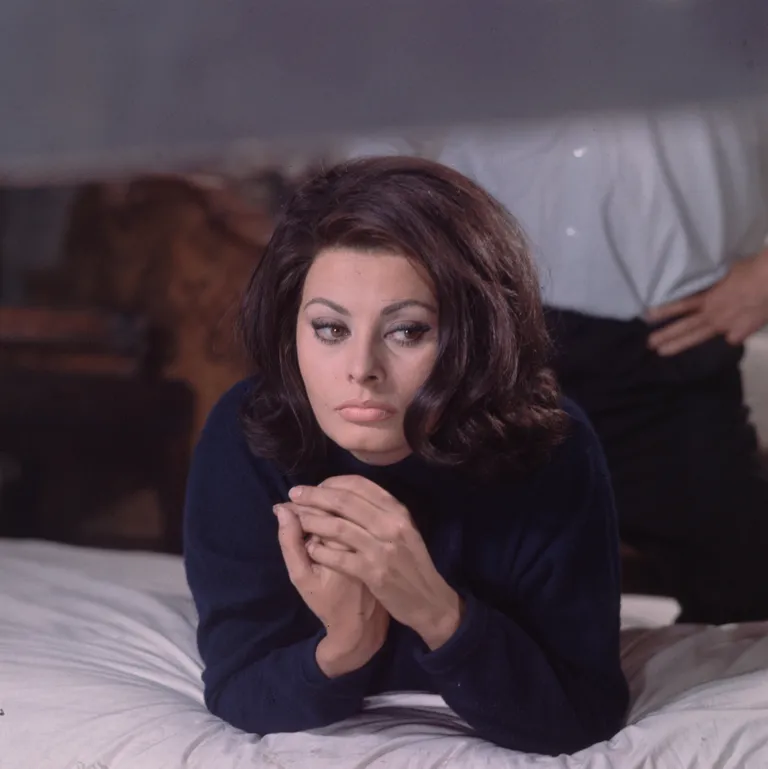 Sophia Loren en una cama con un suéter azul en noviembre de 1964, Londres, Inglaterra. | Foto: Getty Images