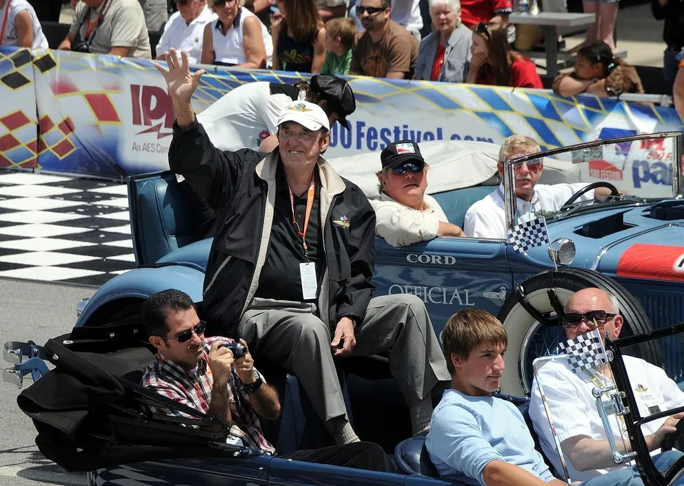 Jim Nabors à l'ouverture de l'Indianapolis 500 le 24 mai 2008. | Photo : Wikimedia Commons, BSquared AKA Family Paparazzi, CC BY 2.0