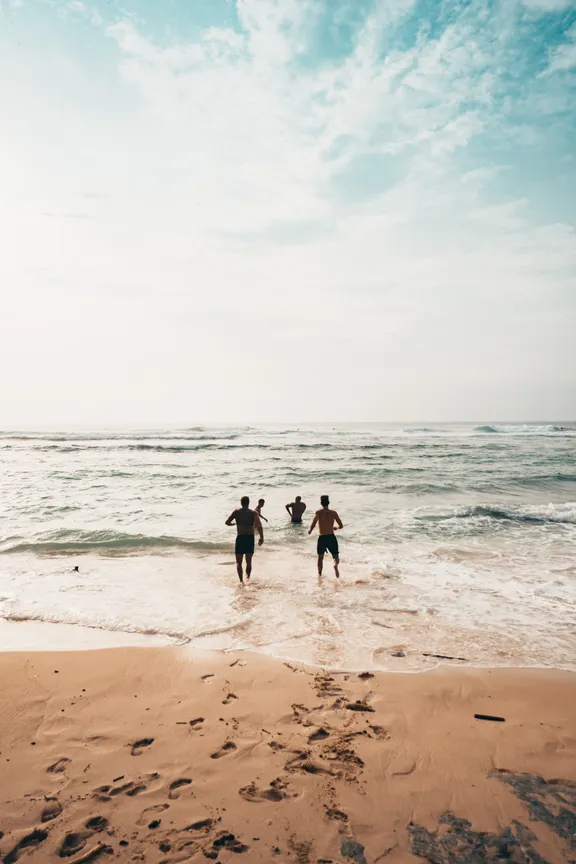 Amigos en la playa. | Foto: Pexels