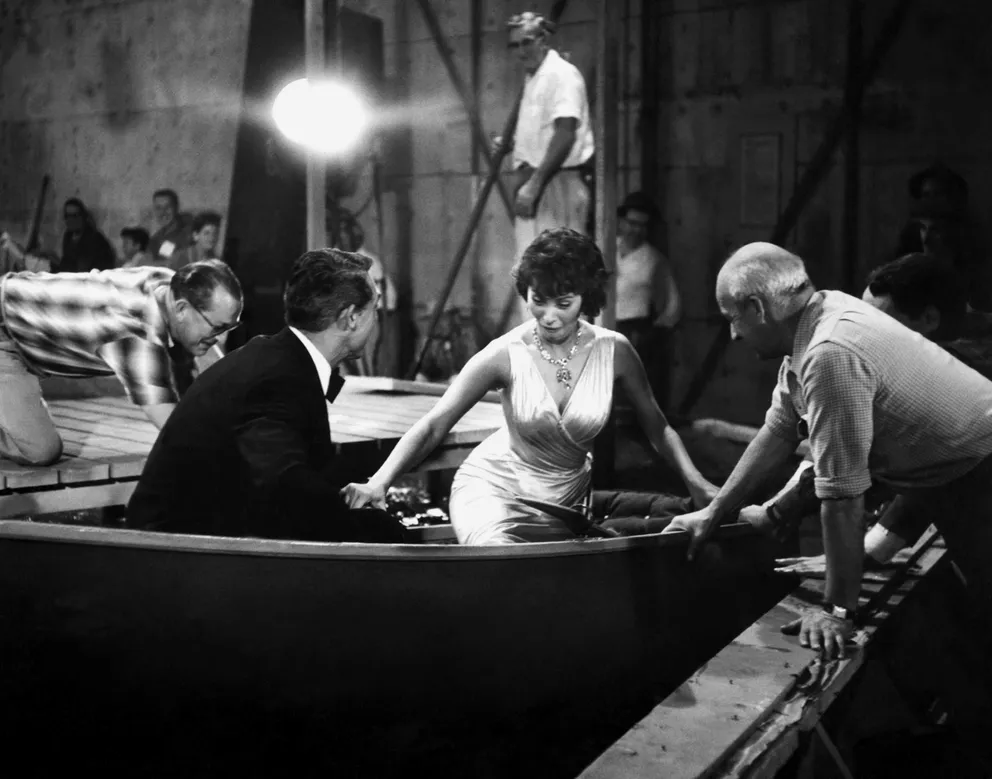 Les vedettes vétérantes Cary Grant et Sophia Loren dans une scène du film "Houseboat" en 1958. | Photo : Getty Images