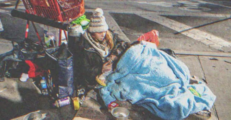 Joven sin hogar sentada en el suelo. | Foto: Shutterstock