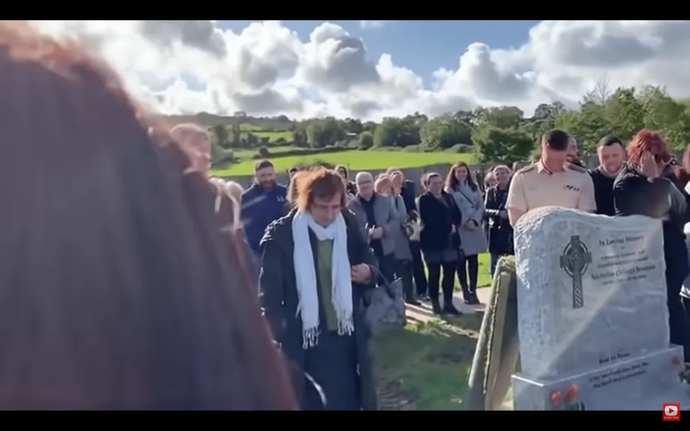 Un homme fait une farce à sa famille et aux invités lors de son enterrement. | Photo : youtube.com/Liverpool ECHO