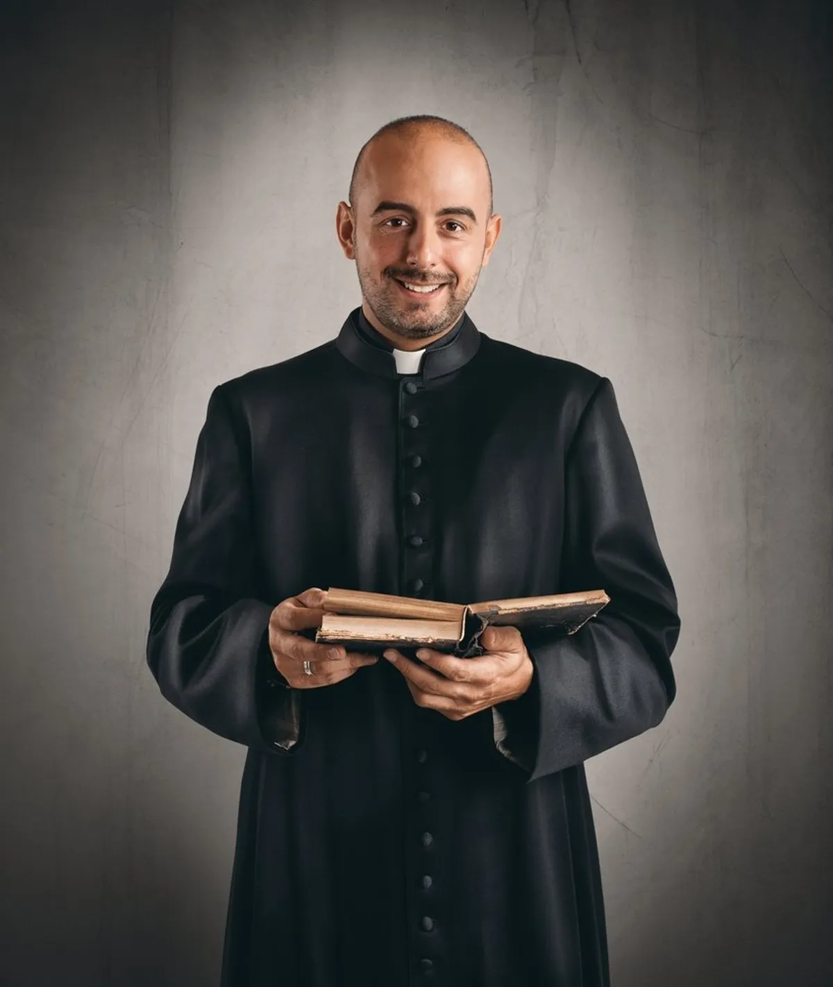 Après le service religieux du dimanche, le prêtre recevait souvent les paroissiens en privé, et Mary était l'une d'entre eux. | Photo : Pexels