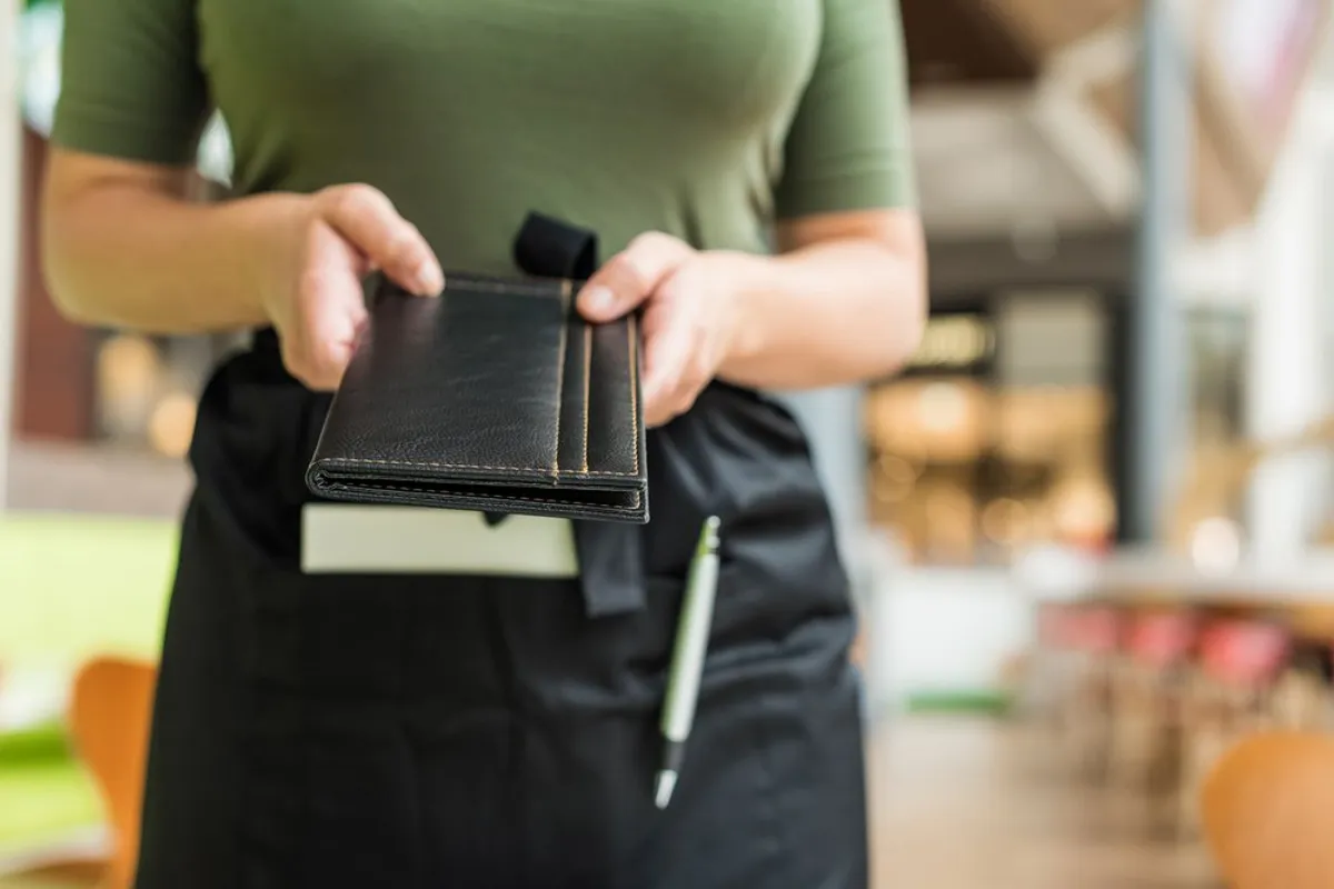 Wendy a apporté la facture de Mme Terrell et s'est fait gronder. | Source : Shutterstock