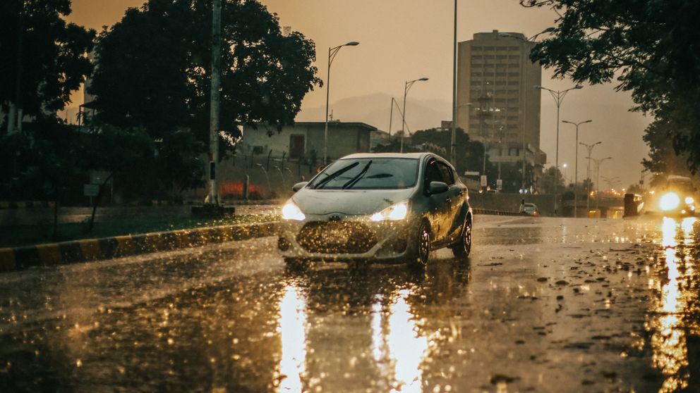 Un automóvil transitando por una avenida en medio de una torrencial lluvia. | Foto: Unsplash