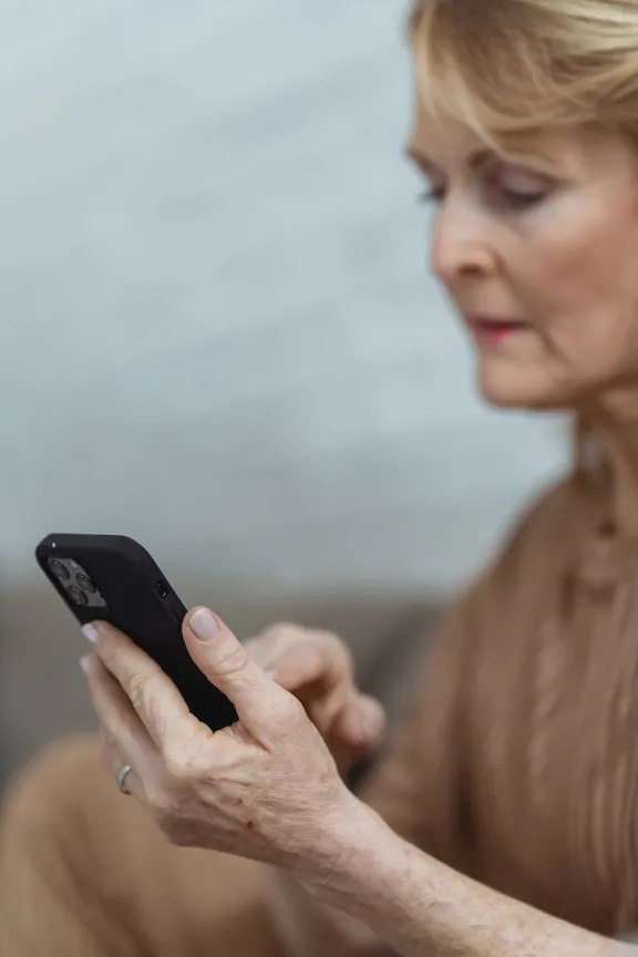 Mujer escribiendo a través de un teléfono celular. | Foto: Pexels