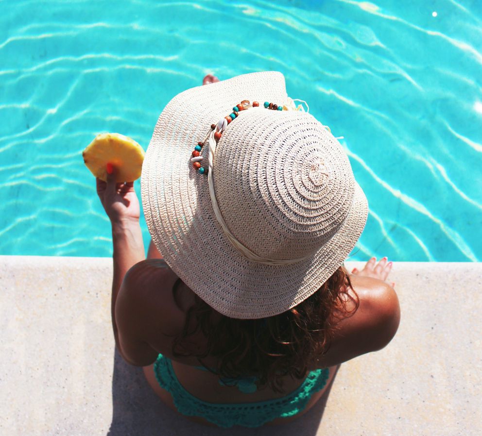 Una chica con un bikini en una piscina. | Foto: Unsplash