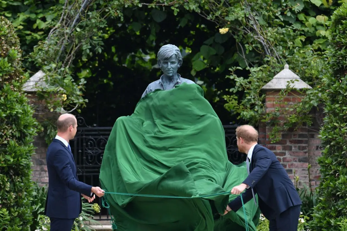 William y Harry develan la estatua de Diana en los jardines del palacio de Kensington, 1 de julio de 2021. | Foto: Getty Images