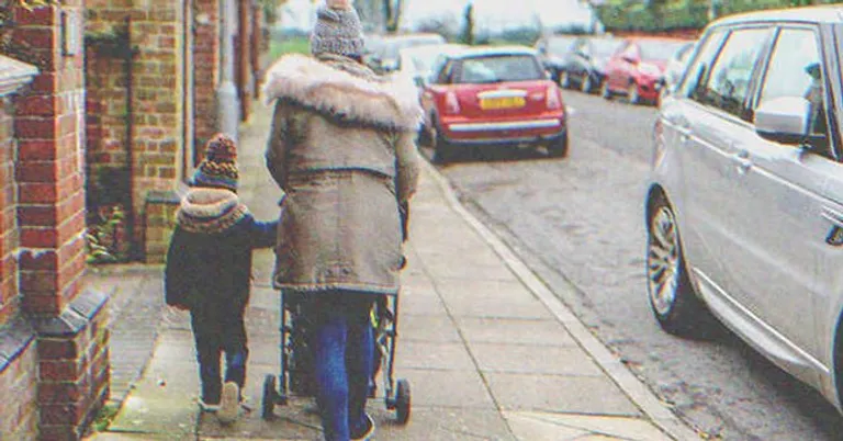 Una mujer y su hija caminando por una acera. | Foto: Shutterstock