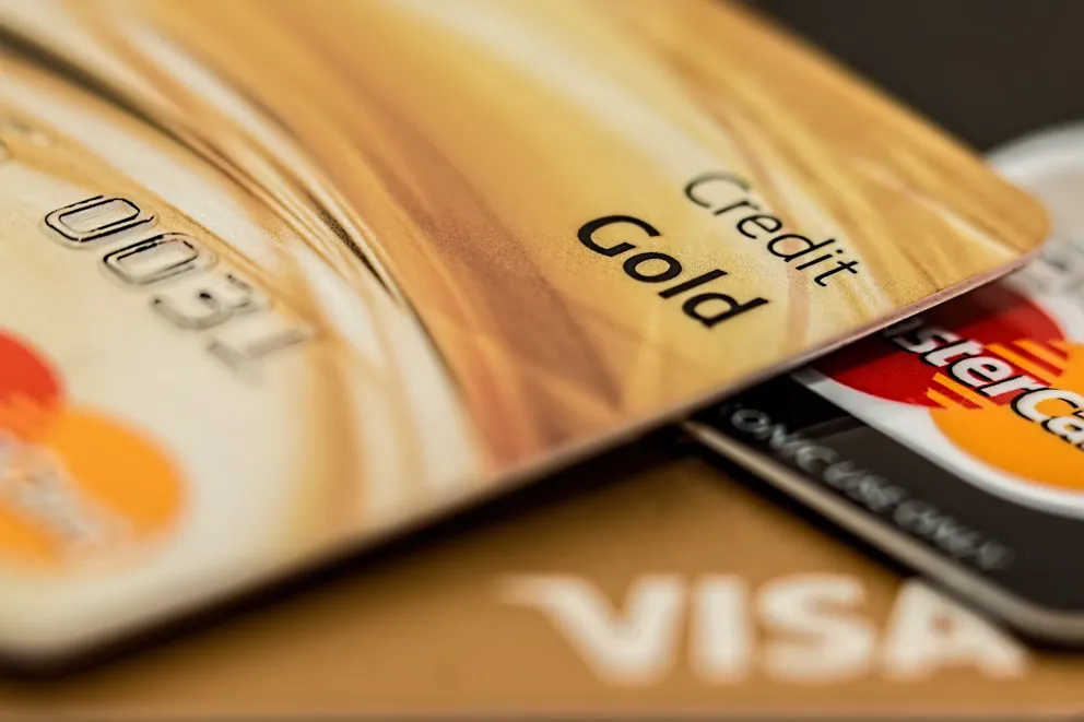 Tarjeta de crédito dorada. │Foto: Pixabay