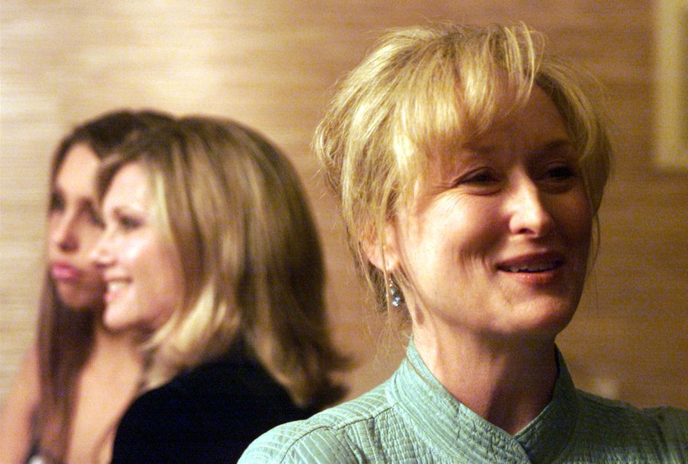 (G) Olivia Newton-John et sa fille Chloe Rose Lattanzi et Meryl Streep lors d'un concert de charité le 10 octobre 2002 à Beverly Hills | Source : Getty Images