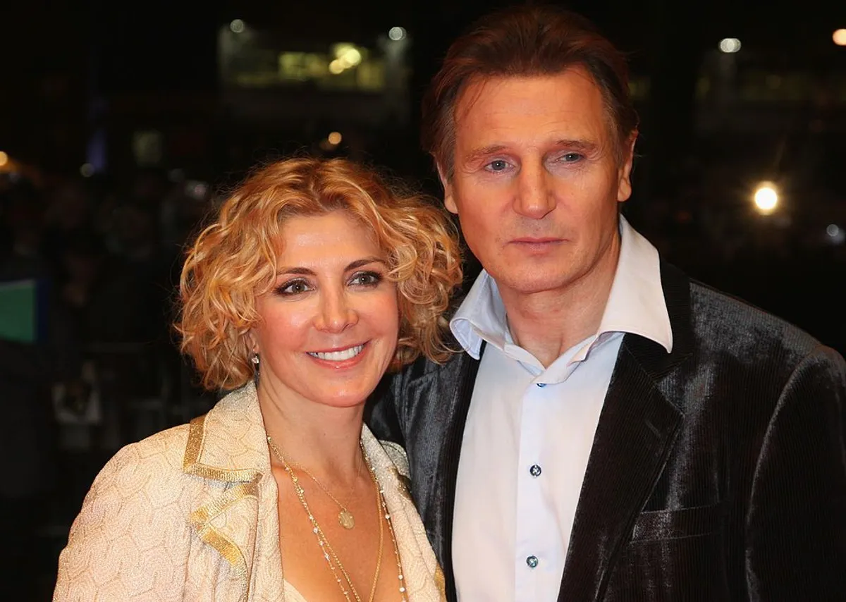 Liam Neeson y su esposa Natasha en Londres, octubre de 2008. | Foto: Getty Images