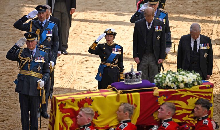 El rey Carlos III, el príncipe William, la princesa Anne, el príncipe Harry y el príncipe Andrew siguen el féretro de la reina Elizabeth II, el 14 de septiembre de 2022. | Foto: Getty Images