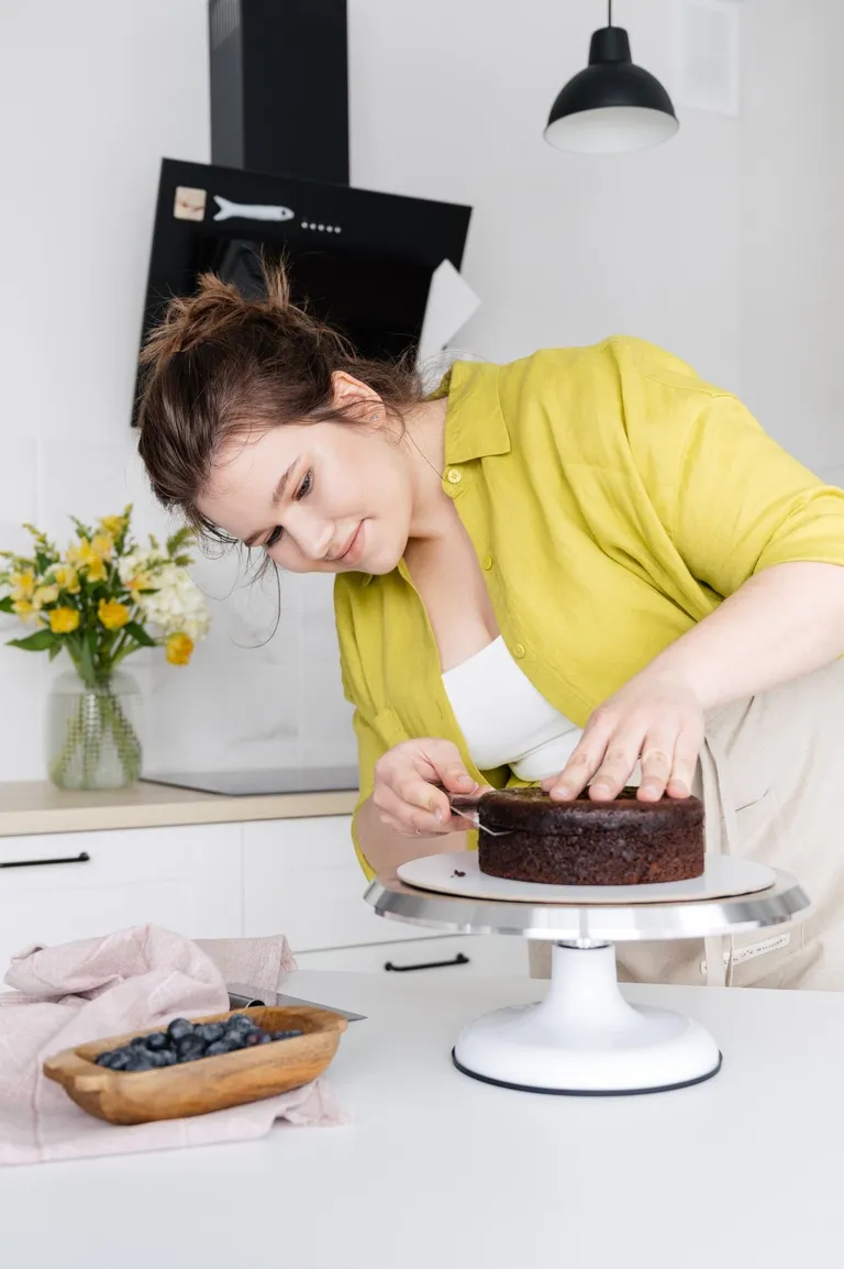 Mujer cortando un pastel. | Foto: Pexels
