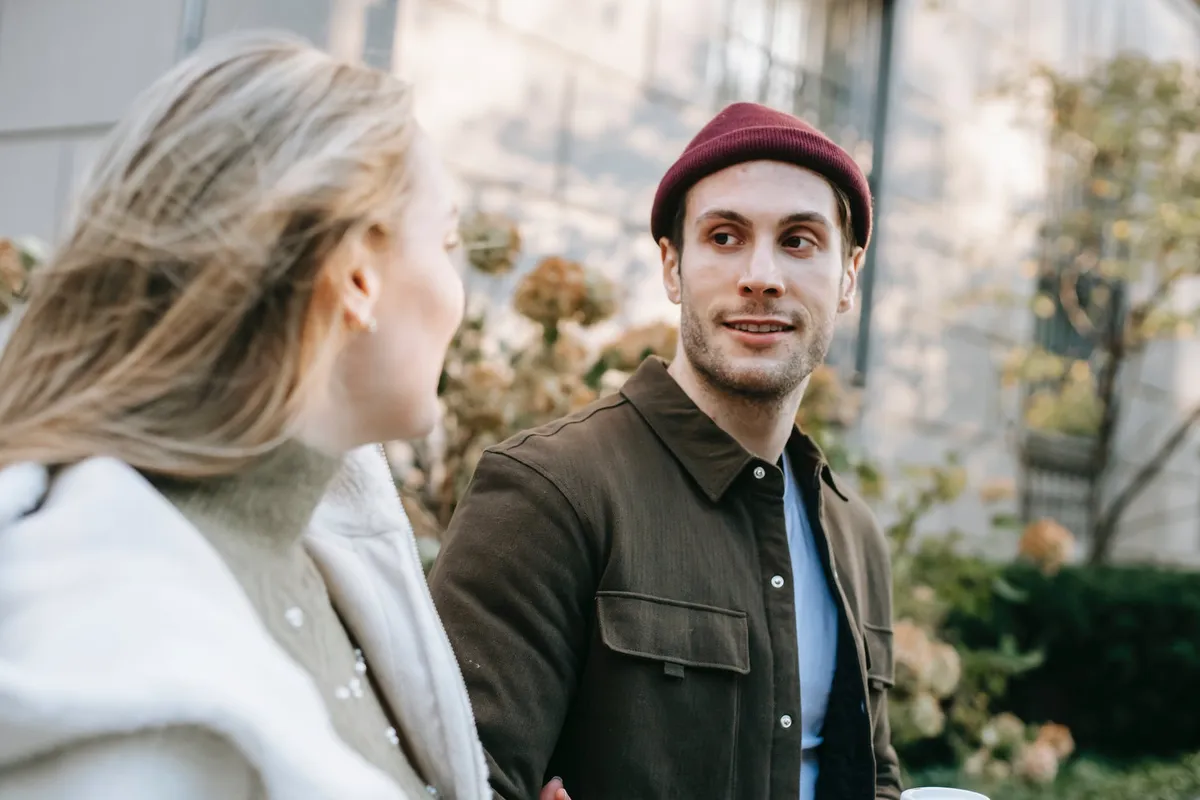 Un homme parlant à une femme. | Photo : Shutterstock