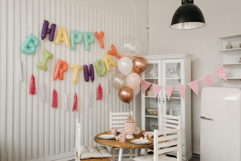 Salón con decoración infantil para un cumpleaños. | Foto: Pexels