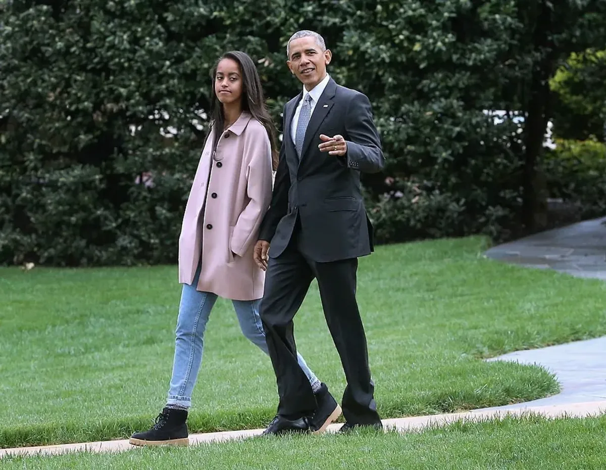 Barack Obama y su hija Malia antes de salir de la Casa Blanca, el 7 de abril de 2016. | Foto: Getty Images