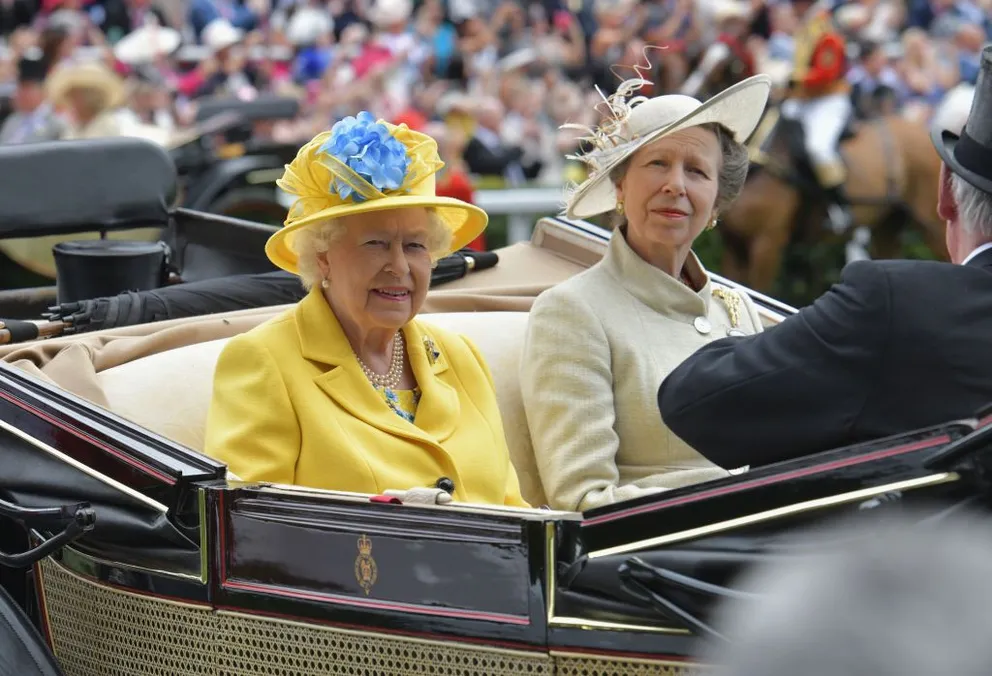 La reine Elizabeth II et la princesse Anne, princesse royale, arrivant le premier jour du Royal Ascot à l'hippodrome d'Ascot, en Angleterre | Source : Kirstin Sinclair/Getty Images pour Ascot Racecourse