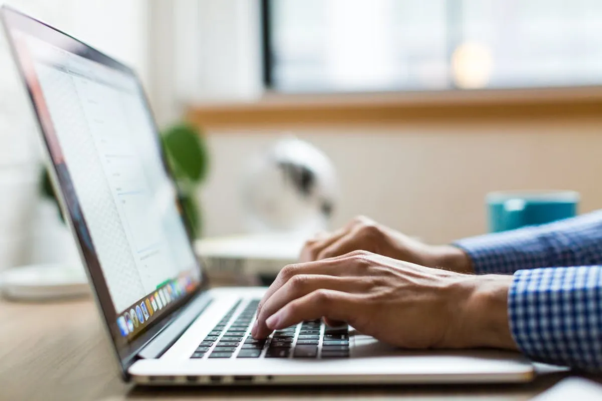 Personne utilisant un ordinateur portable. | Photo : Pexels