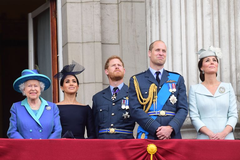 La reina Elizabeth II, Meghan, duquesa de Sussex, el príncipe Harry, duque de Sussex, el príncipe William duque de Cambridge y Catalina, duquesa de Cambridge ven el desfile aéreo del centenario de la RAF desde el balcón del Palacio de Buckingham el 10 de julio de 2018 en Londres, Inglaterra. | Foto: Getty Images