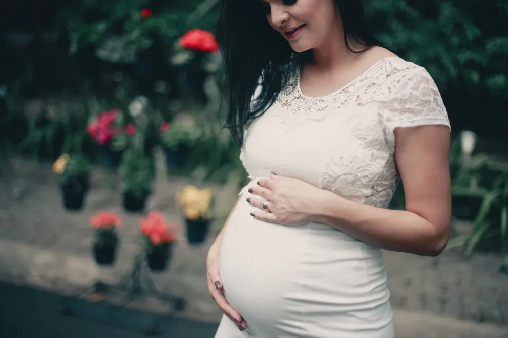 Una mujer embarazada sosteniendo su vientre abultado. | Foto: Pexels