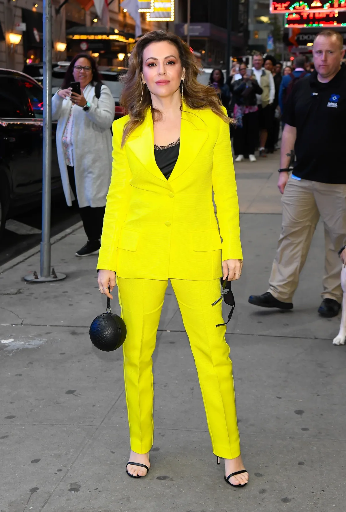 Alyssa Milano steht vor "Good Morning America" am 14. Oktober 2019 | Quelle: Getty Images