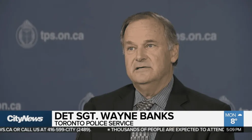 Le sergent-détective Wayne Banks, de la police de Toronto, a déclaré qu'Allan avait dit à Jermaine que sa mère était morte. | Photo : YouTube.com/City News