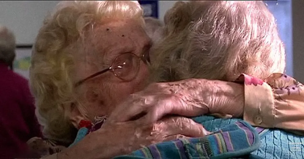Betty Morrell embrasse sa mère biologique pour la première fois en 82 ans | Source : twitter.com/sundayworld youtube.com/Inside Edition
