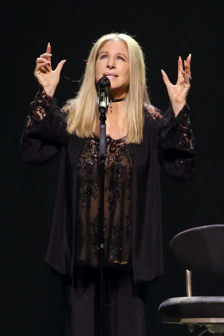 Barbra Streisand actuando en el escenario del Verizon Center en Washington D.C., en agosto de 2016. | Foto: Getty Images