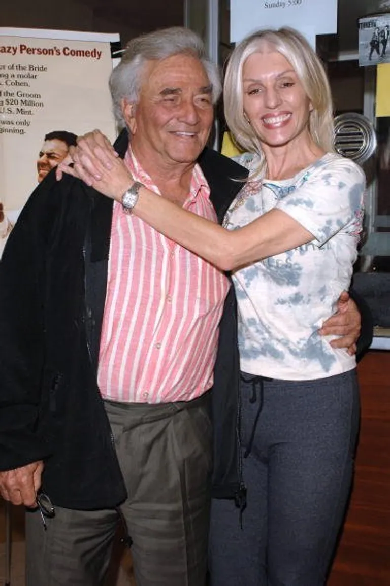 Peter Falk et son épouse Shera Danese le 14 octobre 2005 à Santa Monica, en Californie. | Source : Getty Images   